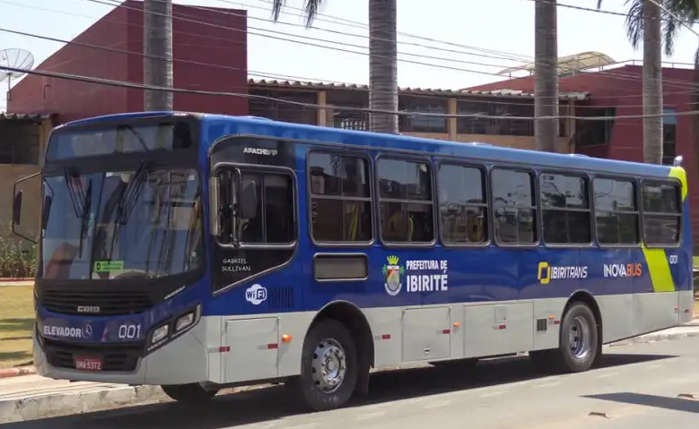 Imagem lateral de ônibus urbano utilizado no Transporte Publico Coletivo do Município de Ibirité MG .