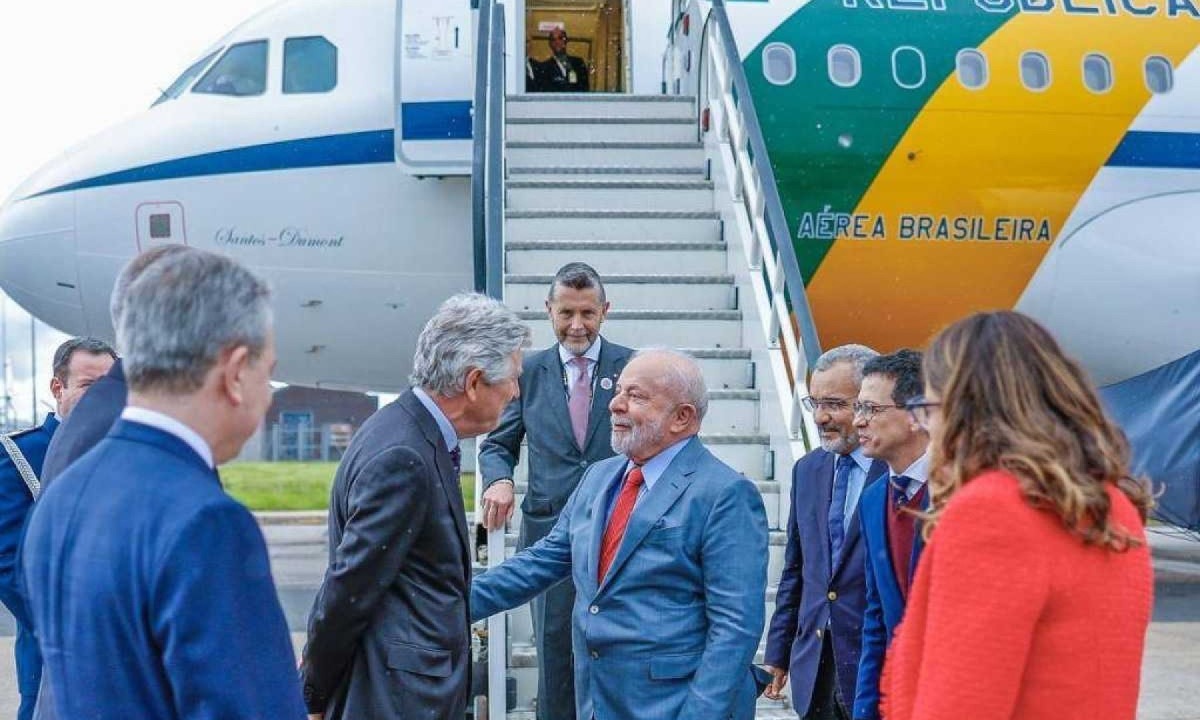 Lula e a primeira-dama Janja desembarcam do avião presidencial durante viagem ao Reino Unido, no ano passado crédito: Ricardo Stuckert/PR/Divulgação