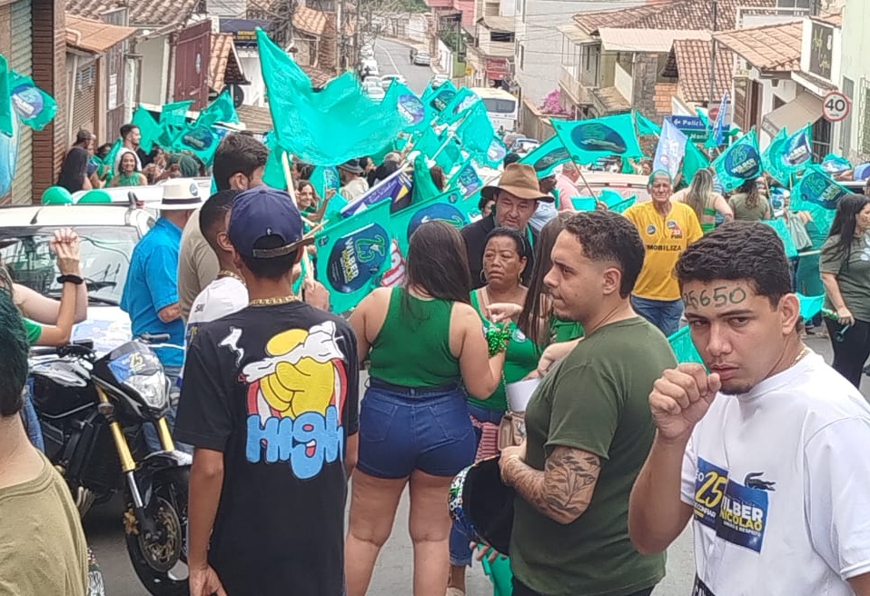 Multidão de pessoas se reuniu espontaneamente para apoiar o candidato Wilber Souza 25