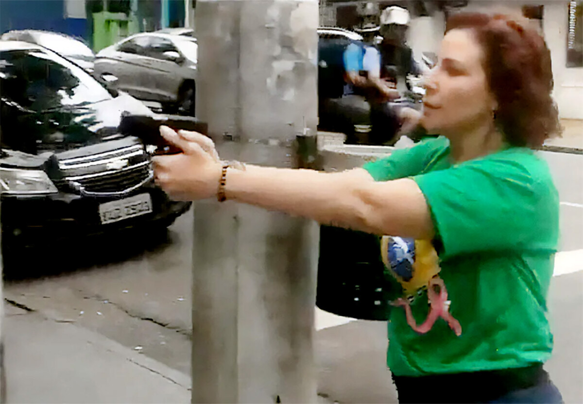 Carla Zambelli corre armada pelo centro de São Paulo - Foto: Reprodução/Instagram