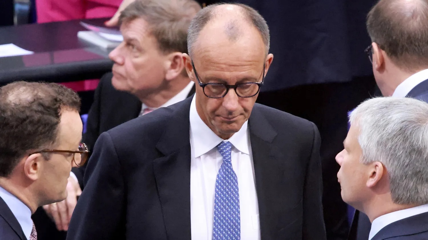 Friedrich Merz enfrenta segunda votação para chanceler após revés inesperado na primeira tentativa no Bundestag.