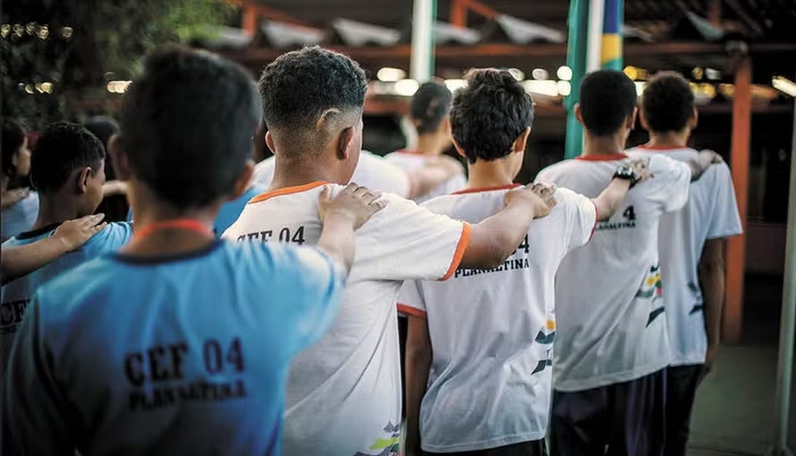 Escola cívico-militar, confessional, laico, tempo integral, tradicional, comunitário - qual modelo?