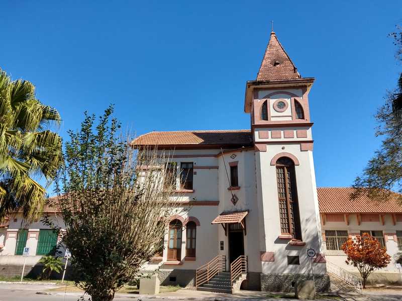 Museu da Loucura, instalado em um dos edifícios do antigo Hospital Colônia de Barbacena. O espaço preserva parte da memória da assistência psiquiátrica brasileira e constitui importante referência para a reflexão sobre a evolução dos paradigmas científicos, institucionais, jurídicos e ético-políticos da saúde mental.
