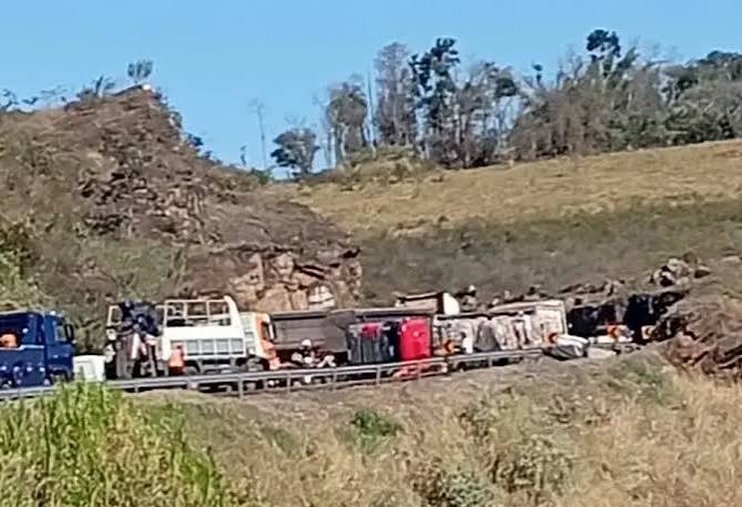 Carreta tombada na BR-381 em São Gonçalo do Rio Abaixo durante atendimento das equipes de resgate.