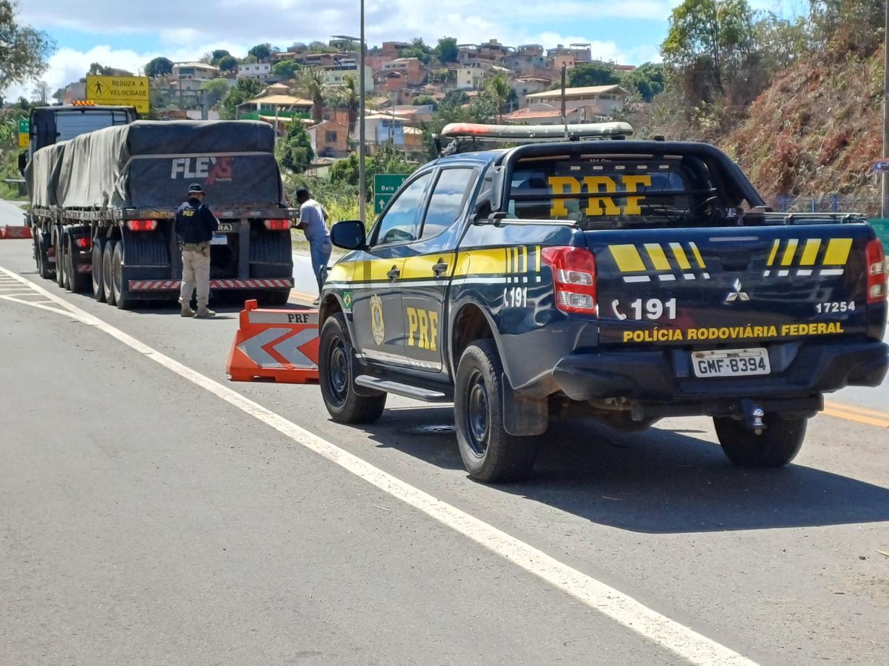 Trecho da BR-381 na região de João Monlevade com obras e intenso fluxo de veículos.
