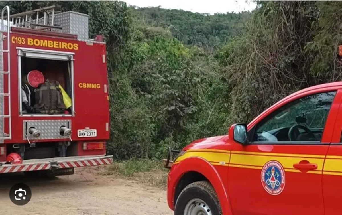 Bombeiros atendem acidente entre duas carretas na BR-381, em Bom Jesus do Amparo, onde uma criança de 10 anos ficou ferida.