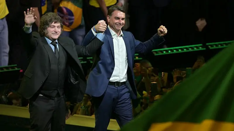 Flávio Bolsonaro durante convenção nacional do PL que oficializou sua candidatura à Presidência da República nas eleições de 2026.