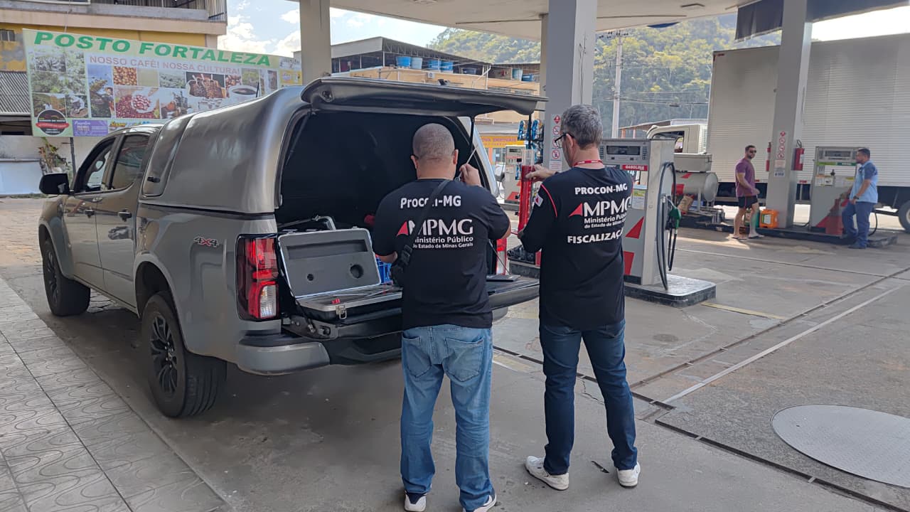 Fiscalização do Procon-MPMG em postos de combustíveis durante operação realizada em Minas Gerais.