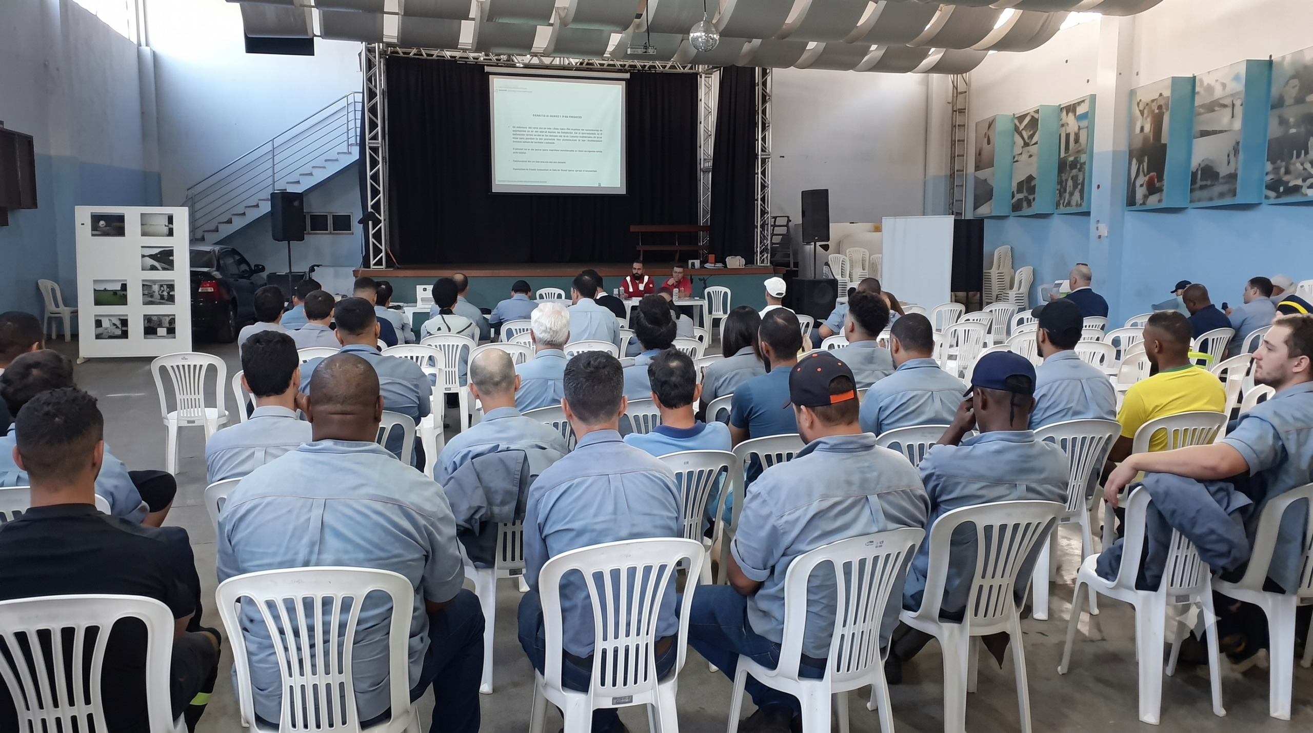 Trabalhadores da ArcelorMittal Monlevade durante assembleia que aprovou a implantação da escala 4x4 em João Monlevade.