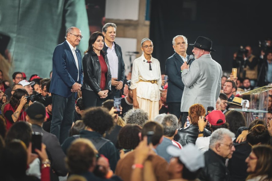 Presidente Lula participa da convenção estadual do PT que oficializou Fernando Haddad como candidato ao Governo de São Paulo, ao lado de lideranças da base aliada.