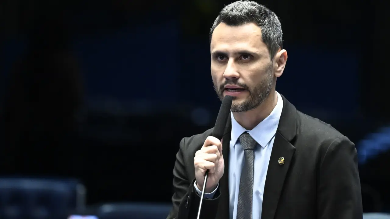 Senador Cleitinho Azevedo durante pronunciamento oficial sobre a disputa pelo Governo de Minas Gerais.
