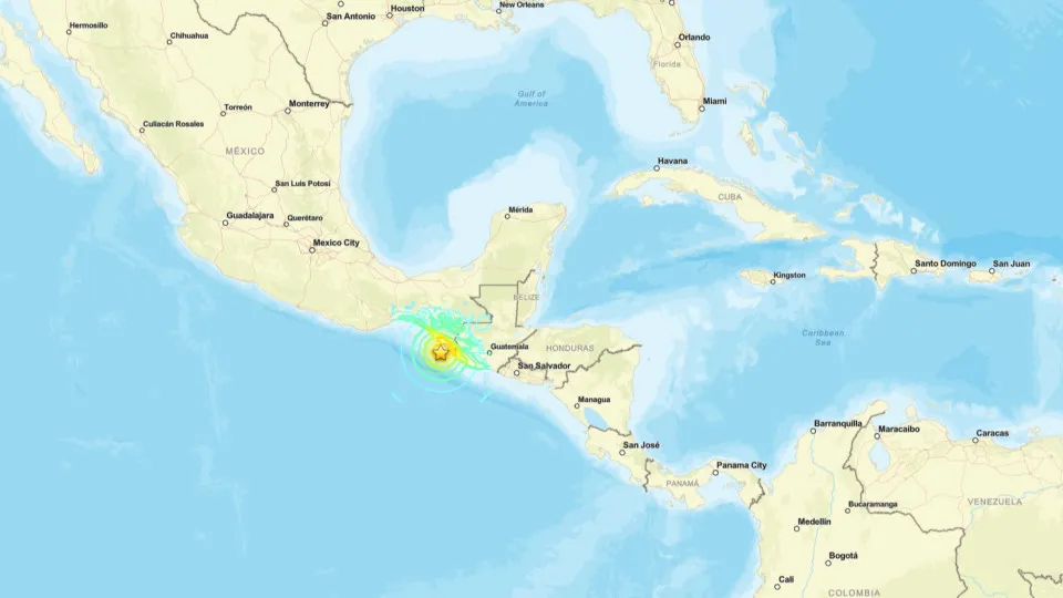Mapa indicando o epicentro do terremoto de magnitude 7,4 registrado no sul do México, com alerta de tsunami para áreas costeiras próximas.
