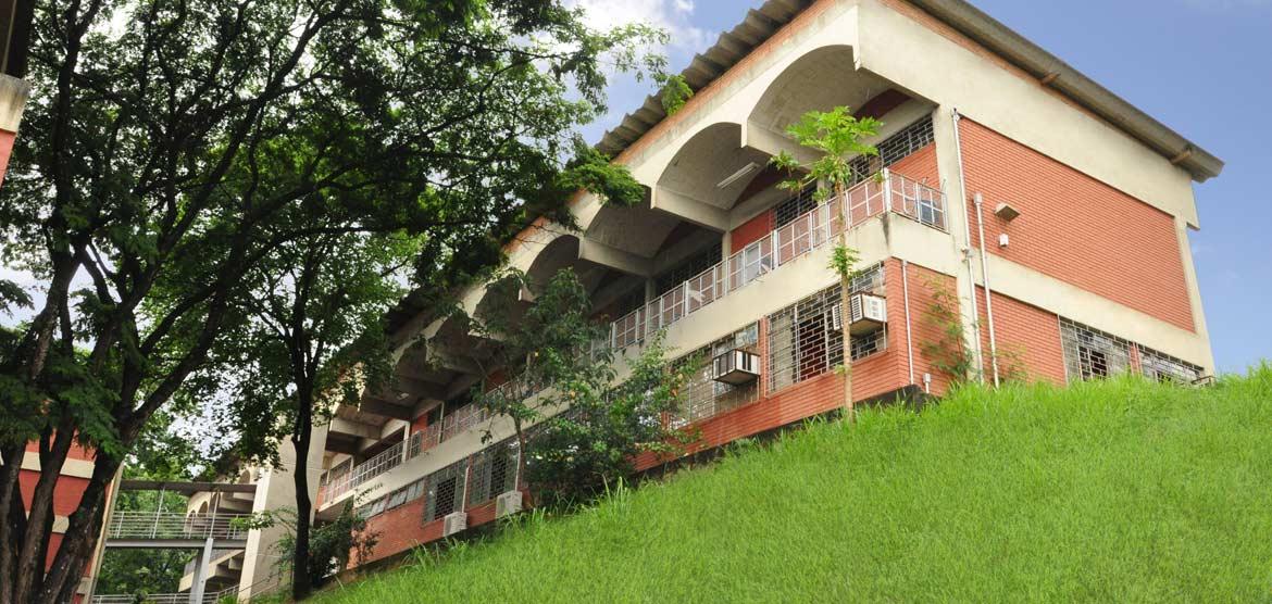Fachada da Unidade João Monlevade da Universidade do Estado de Minas Gerais (UEMG), instituição pública de ensino superior localizada no Médio Piracicaba.