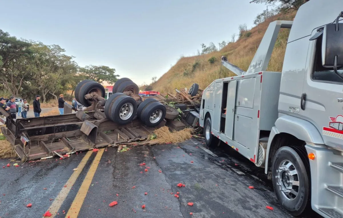 Caminhão carregado com melancias tombado na BR-262, na Serra do Macuco, em São Domingos do Prata, durante atendimento das equipes de resgate.