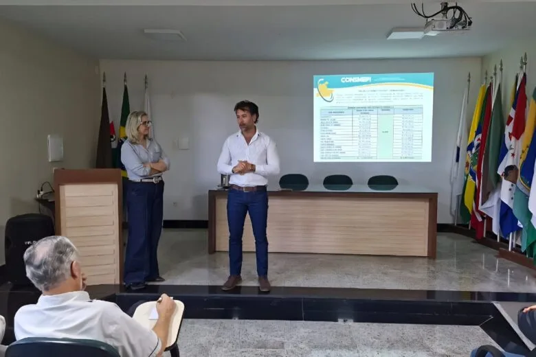 Representantes do Consmepi apresentam projeto de geração compartilhada de energia solar para prefeitos e gestores municipais do Médio Piracicaba.