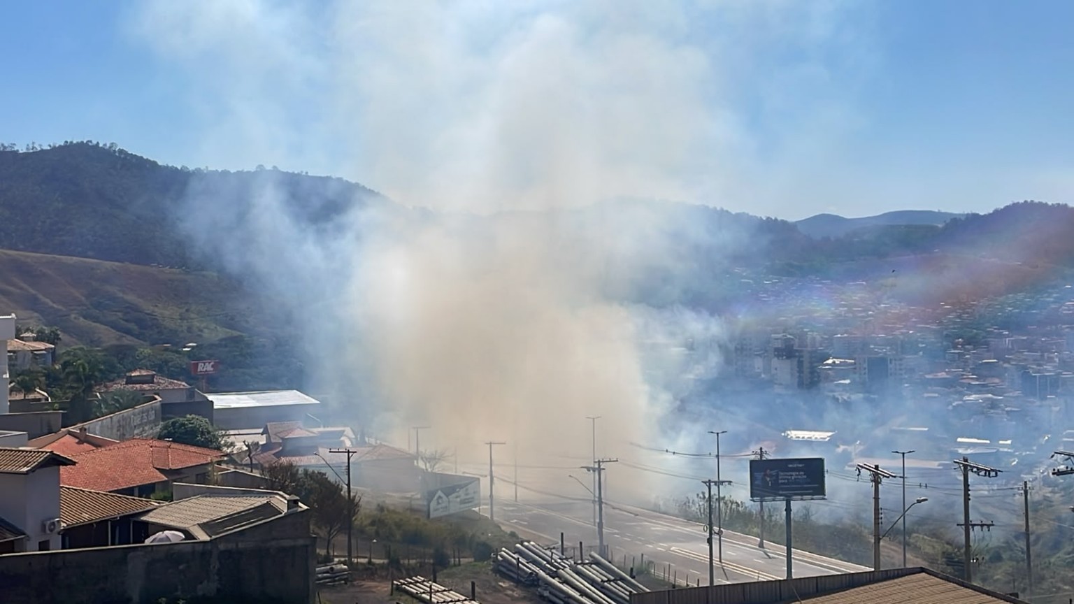 Corpo de Bombeiros combate incêndio em loteamento na região da Avenida Alberto Lima, em João Monlevade, após fumaça atingir diversos bairros da cidade.