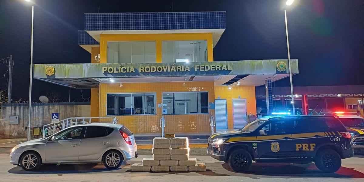 Tabletes de maconha apreendidos pela Polícia Rodoviária Federal durante fiscalização na BR-381, em João Monlevade.
