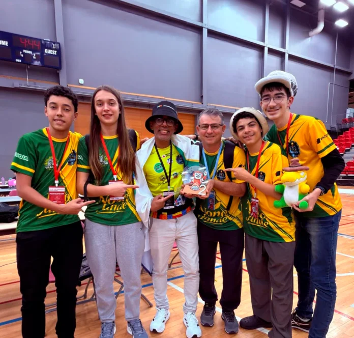 Estudantes do Projeto Na Mochila comemoram os títulos conquistados na FIRA RoboWorld Cup 2026, em Markham, no Canadá.
