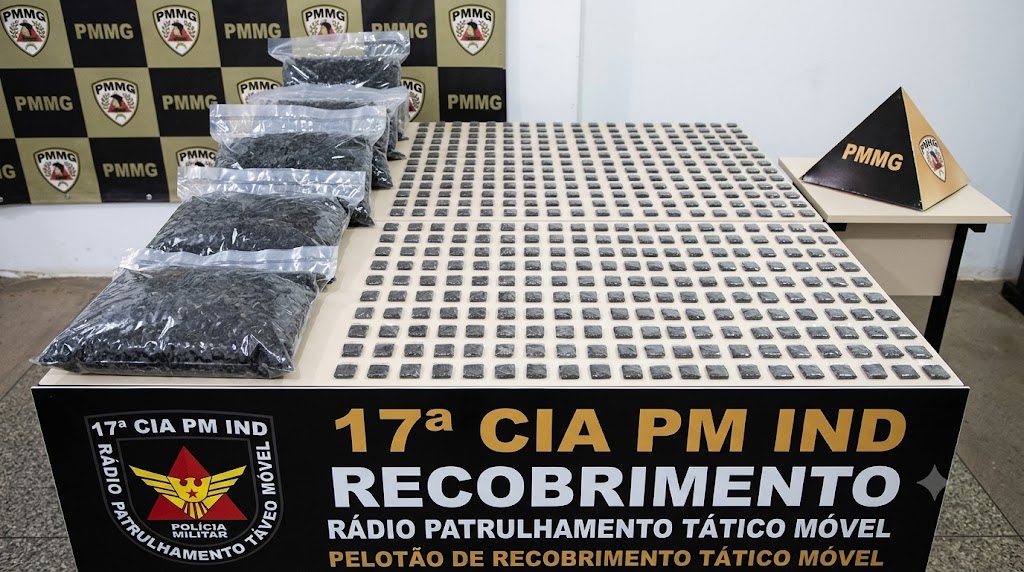 Polícia Militar durante operação que apreendeu mais de 1.600 pinos de cocaína em apartamento utilizado como depósito de drogas no bairro Promorar, em João Monlevade.