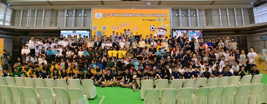 Delegações de mais de 20 países participaram da FIRA RoboWorld Cup, uma das principais competições internacionais de robótica educacional, realizada em Markham, no Canadá. Estudantes do Projeto Na Mochila, do Médio Piracicaba, integraram a competição e conquistaram 18 títulos em diferentes categorias. Foto: Divulgação/FIRA.