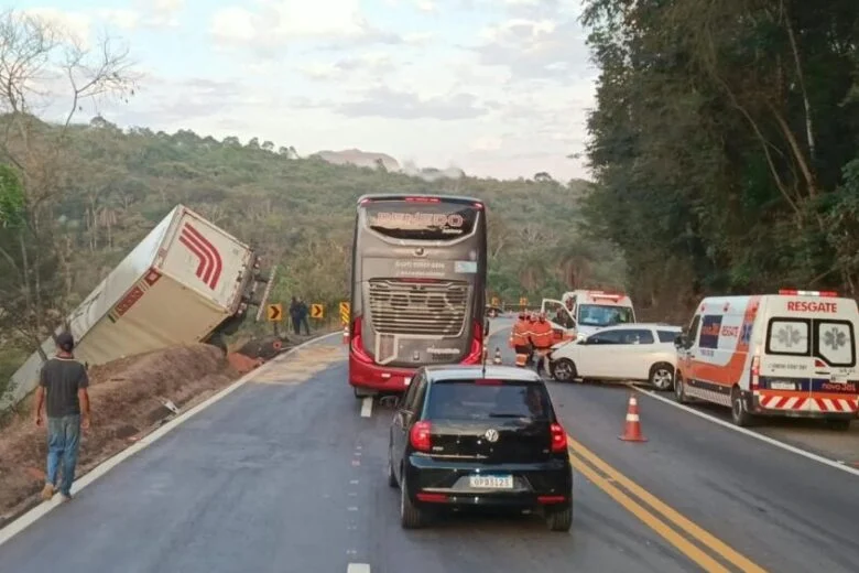 Caminhão fora da pista após acidente na BR-381 em São Gonçalo do Rio Abaixo, que deixou quatro pessoas feridas.