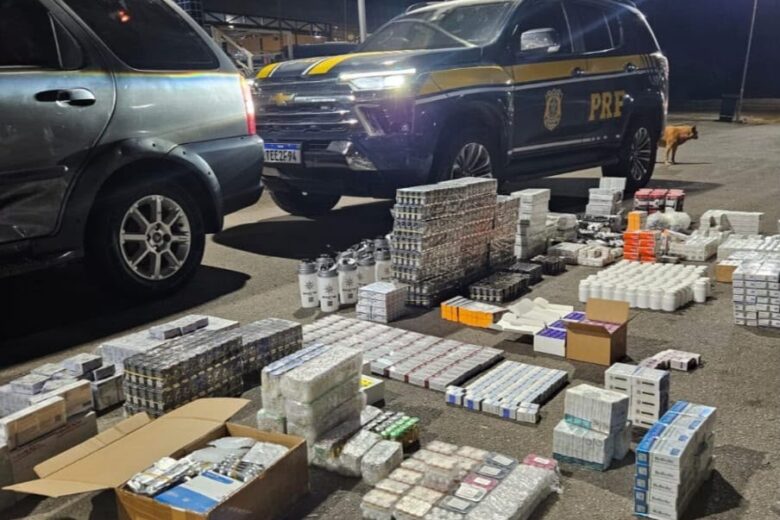 Polícia Rodoviária Federal exibe carga com aproximadamente 3,2 mil medicamentos e anabolizantes apreendidos durante fiscalização na BR-381, em João Monlevade.
