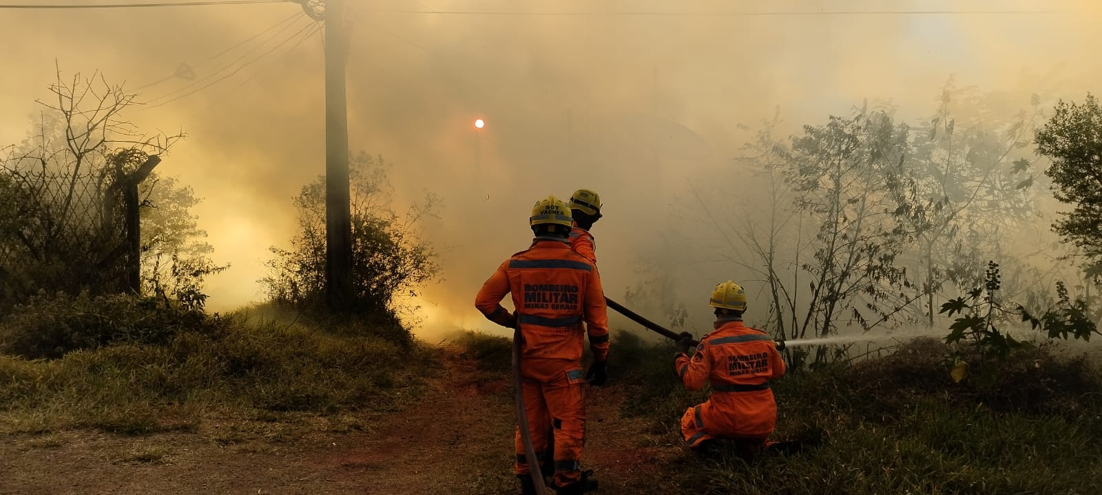 Bombeiros combatem incêndio em meio à fumaça intensa no bairro Loanda, em João Monlevade.