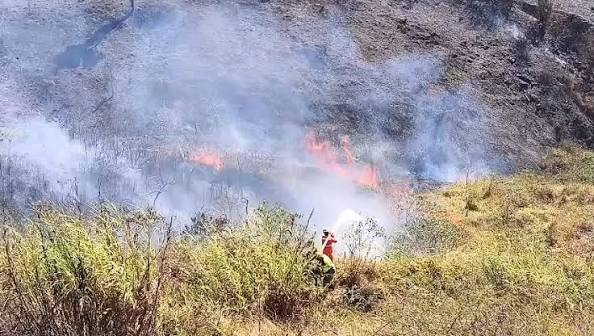 Combatente atua próximo a focos de incêndio em área de vegetação no Loanda, em João Monlevade.