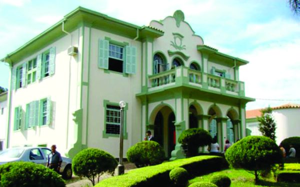 Fachada do Hospital Margarida, em João Monlevade (MG), referência regional em atendimento hospitalar e serviços especializados de saúde.