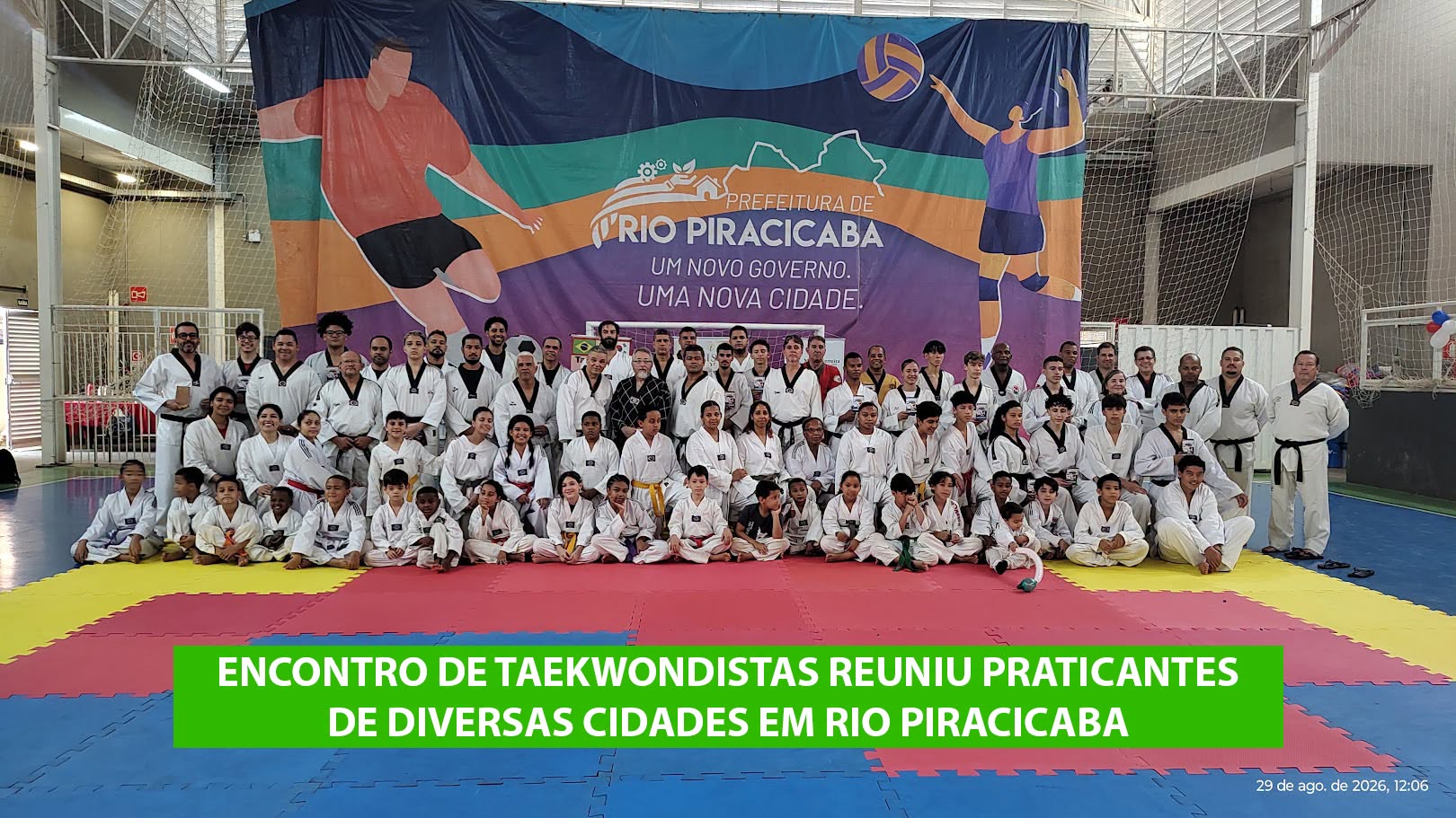 Participantes do Encontro dos Amigos do Taekwondo realizado no Ginásio Poliesportivo de Rio Piracicaba