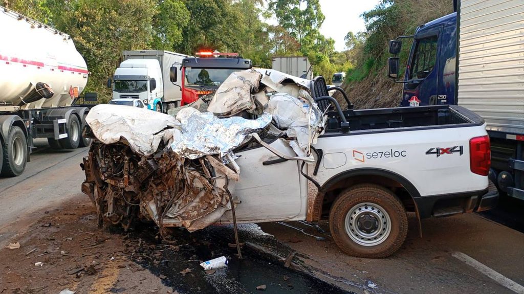Acidente na BR-381 em João Monlevade entre caminhonete e carreta