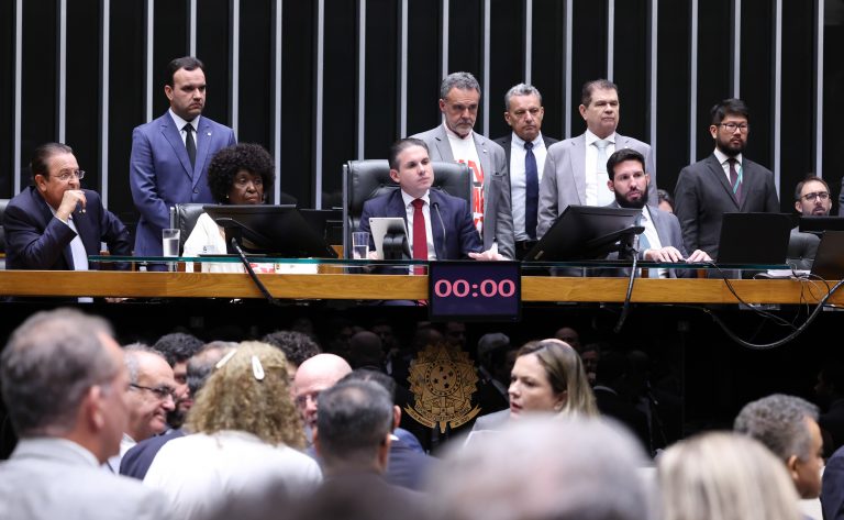 Plenário da Câmara dos Deputados durante sessão de votação da proposta que prevê o fim da escala 6x1 e jornada de 40 horas semanais.