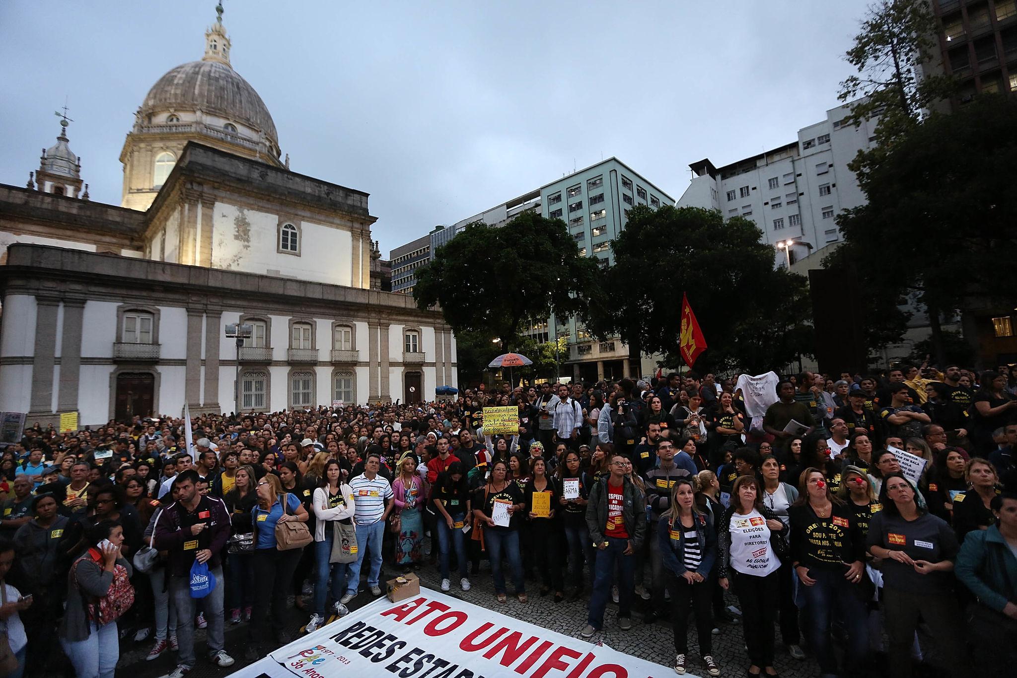 Estudantes participam de manifestação em apoio a Lula no centro do Rio de Janeiro em 7 de outubro de 2026